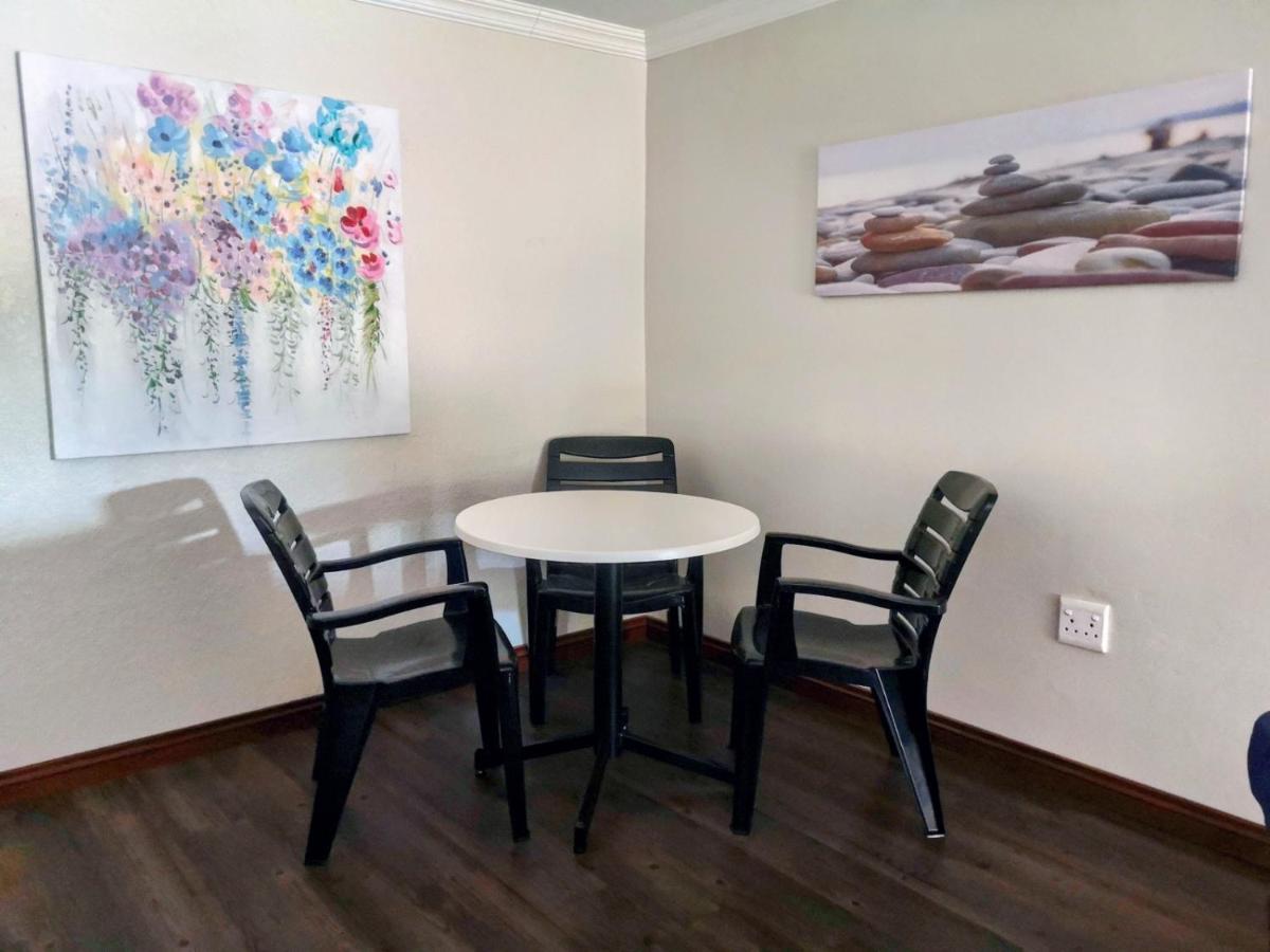 Rest-a-While Guest House - Pretoria-Noord Extérieur photo